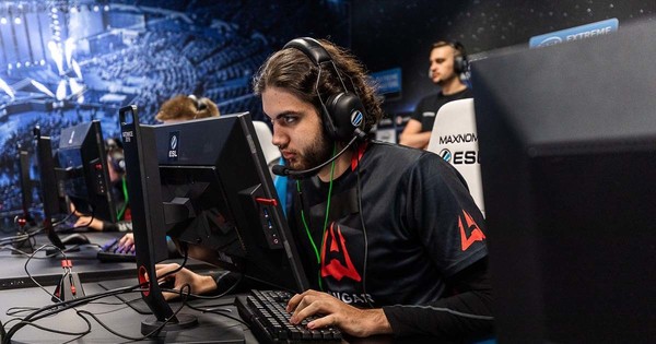 Keine verlorene Map im Turnier: Virtus.pro bezwingt Fnatic im Finale