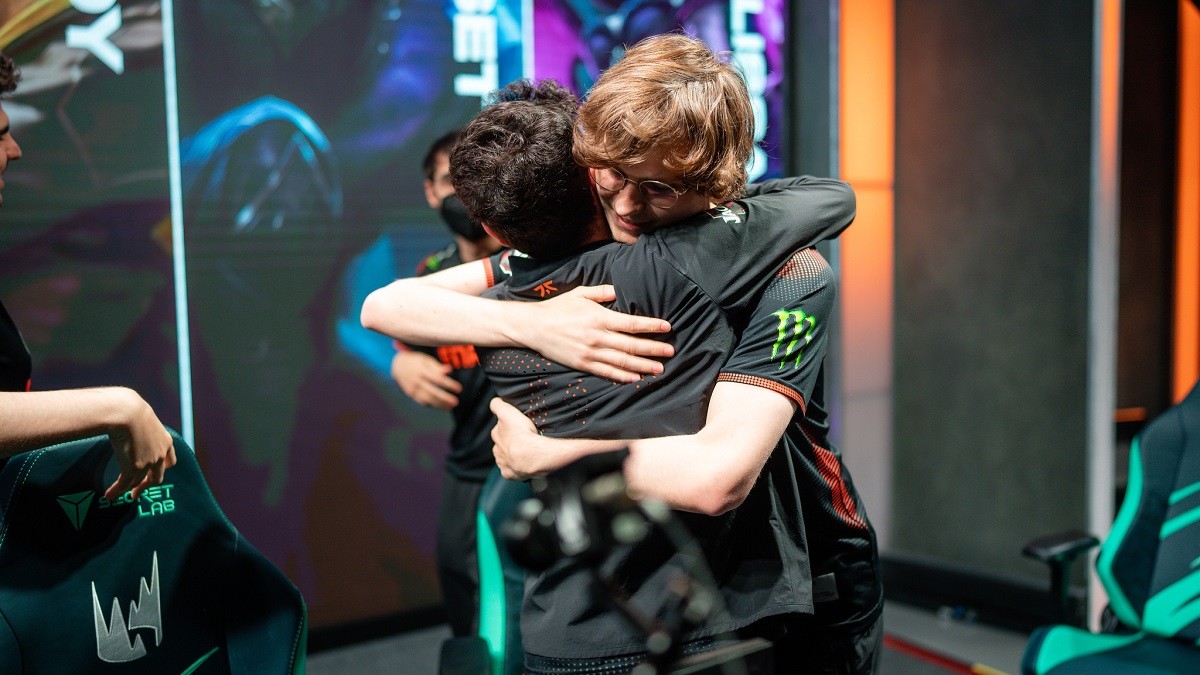 Fnatic gewinnt Thriller und schnappt G2 Worlds-Ticket weg