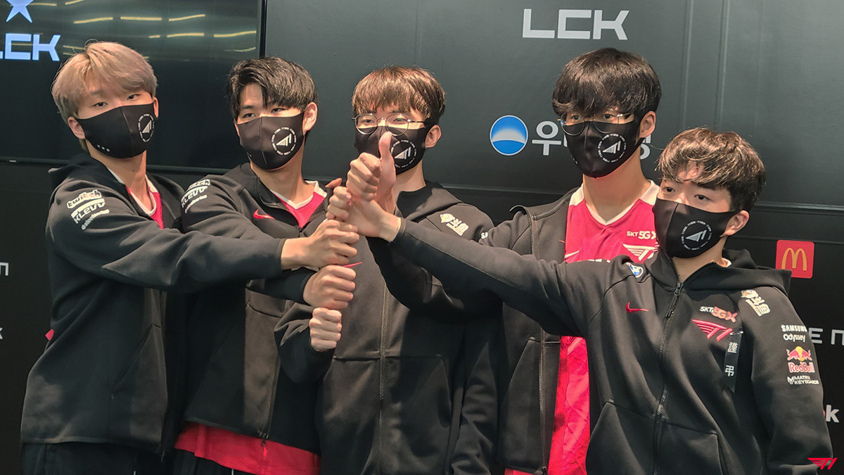 Faker ringt Chovy nieder: T1 nach Triumph über HLE in der Worlds-Groupstage