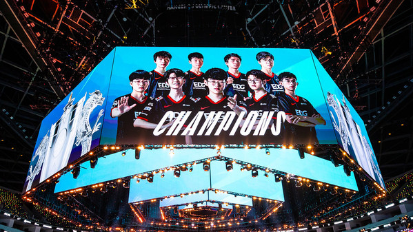 EDG schockt FPX im LPL-Finale – Ex-Weltmeister nur Zweiter