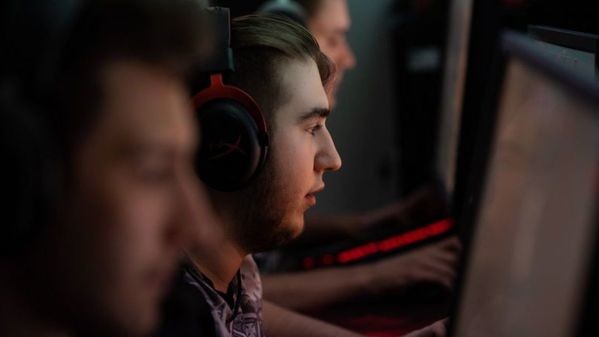 MOUZ befördert Nachwuchsspieler torzsi und setzt acoR auf die Bank