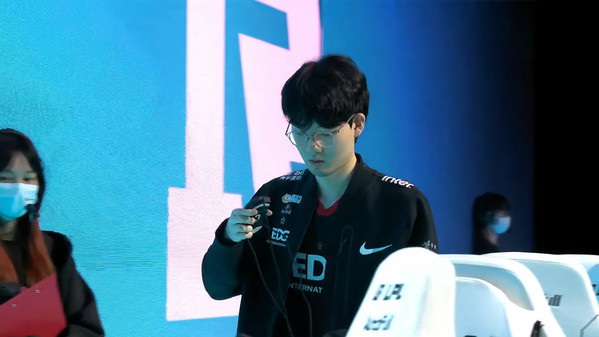 World Champion EDG nur Siebter - Uzi mit Pause nach Comeback