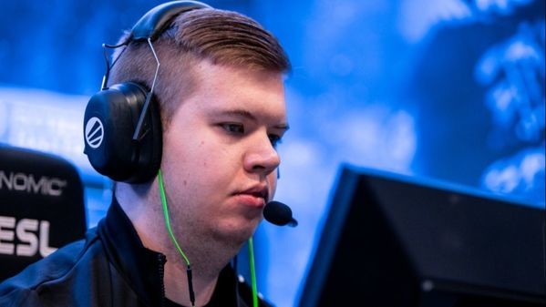 Knife-Movie: JW does JW things