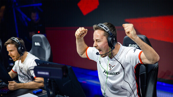 Andere Ansichten: Heroic-Legende cadiaN auf der Bank vor CS2-Start