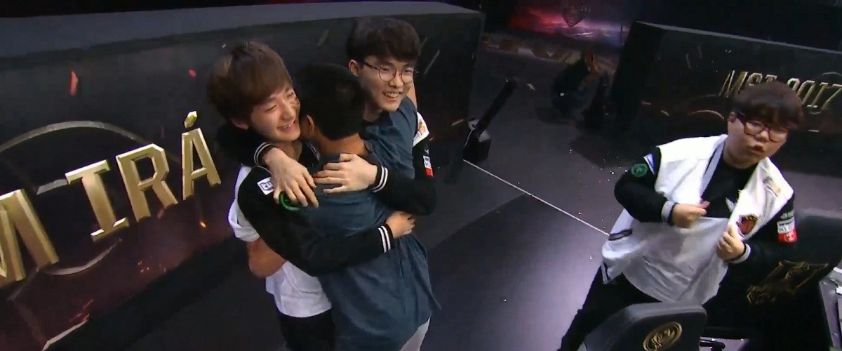 Fan stürmt nach MSI-Finale auf Bühne & umarmt SKT-Spieler