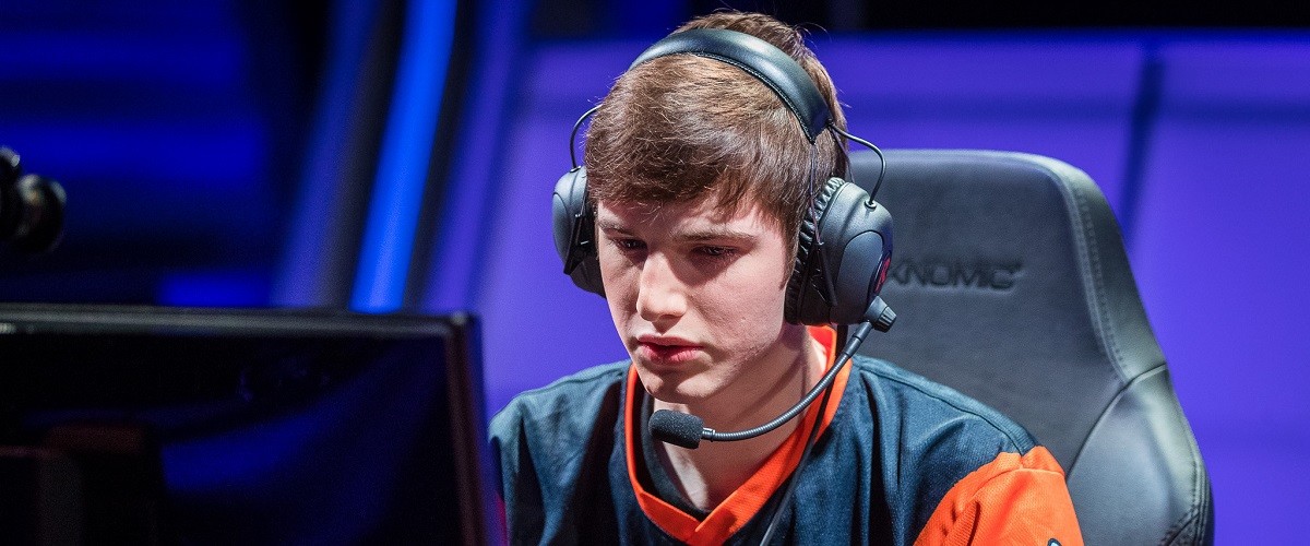 Phoenix1 nimmt Selfie unter Vertrag