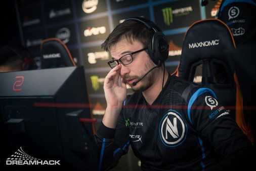 SIXER bei EnVyUs auf der Bank
