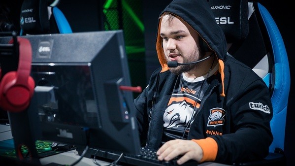 The third VP player wins his MVP Benz