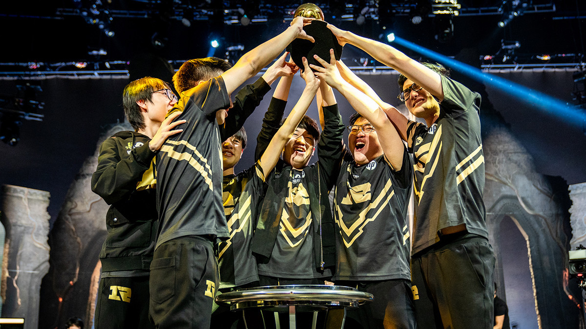 Royal Never Give Up im Worlds-Steckbrief