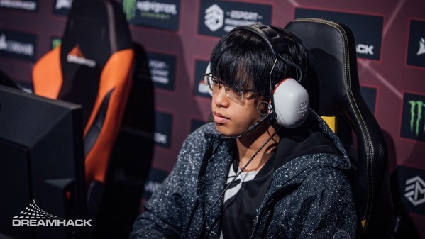 Mineski drops carry player Ah Jit before TI9