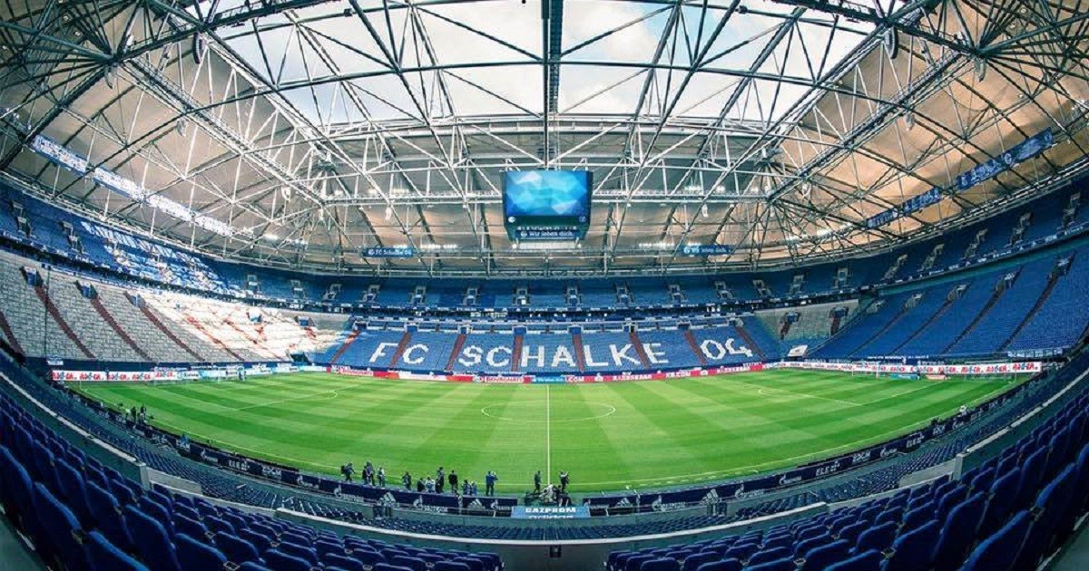 Schalke stellt LoL-Spieler den eigenen Fans im Stadion vor