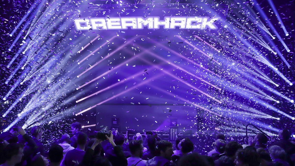 Das Bild zeigt eine Bühne auf der DreamHack, das Publikum und Konfetti