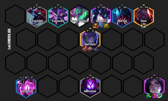 Auf dem Bild ist die Komposition zu sehen: Kai'Sa befindet sich alleine rechts unten und die meisten Einheiten in der ersten Reihe.